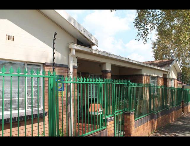 6 BEDROOM HOUSE FOR SALE IN BEZUIDENHOUT VALLEY